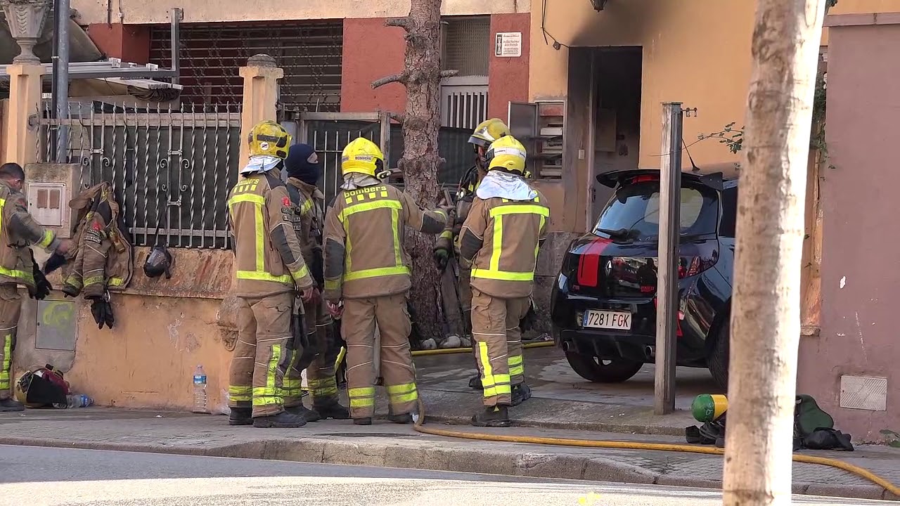 Un incendi al carrer Avinyonet de Figueres provoca cremades a un home de 37 anys