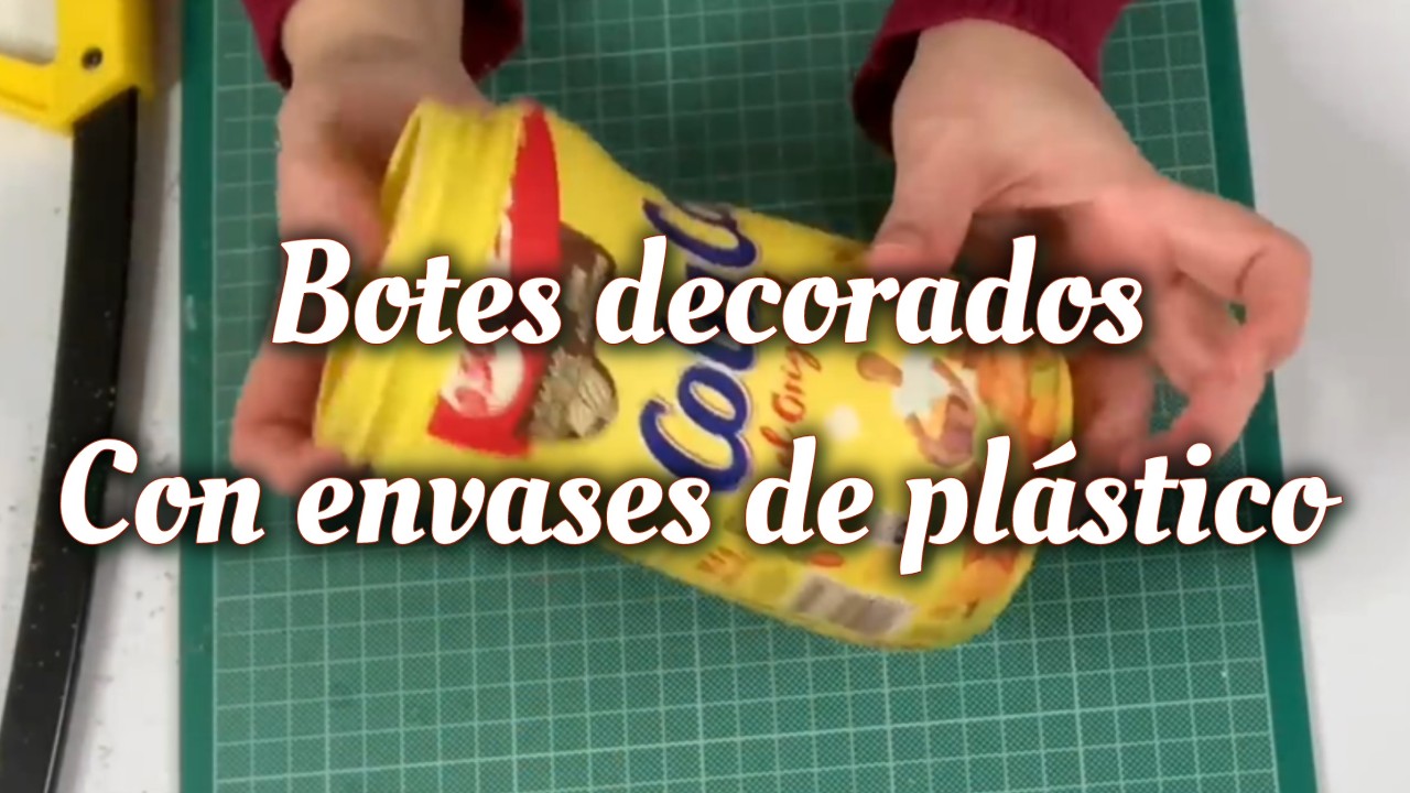 Dos botes decorados con envases de plástico