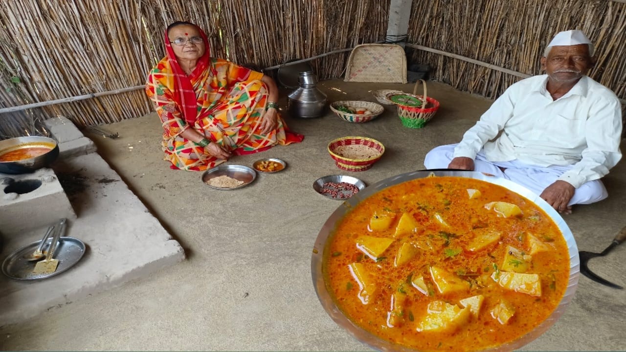 आता दोन भाकरी जास्तचं खाणार असा चुलीवरचा बटाटा रस्सा बनवला | BatataRassa bhaji Recipe | Potato Curry