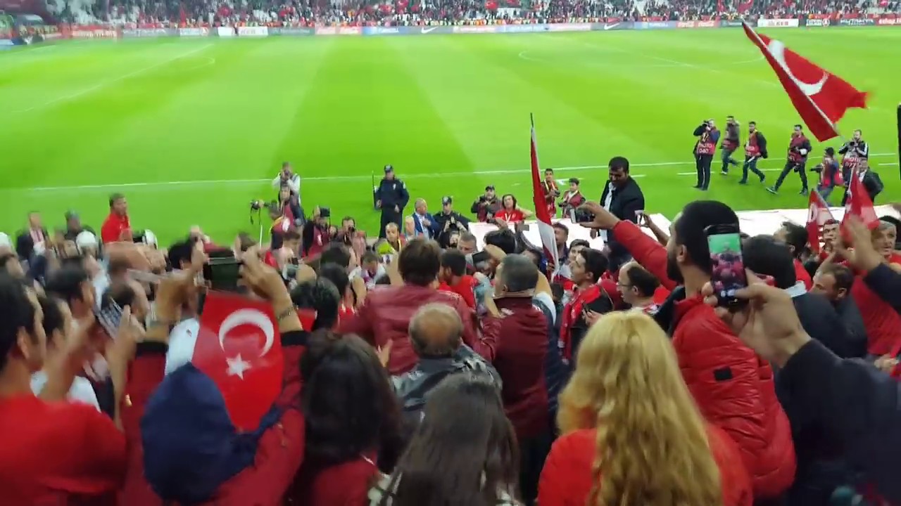 Türkiye İzlanda Maçı Arda Acun' a koşuyor...