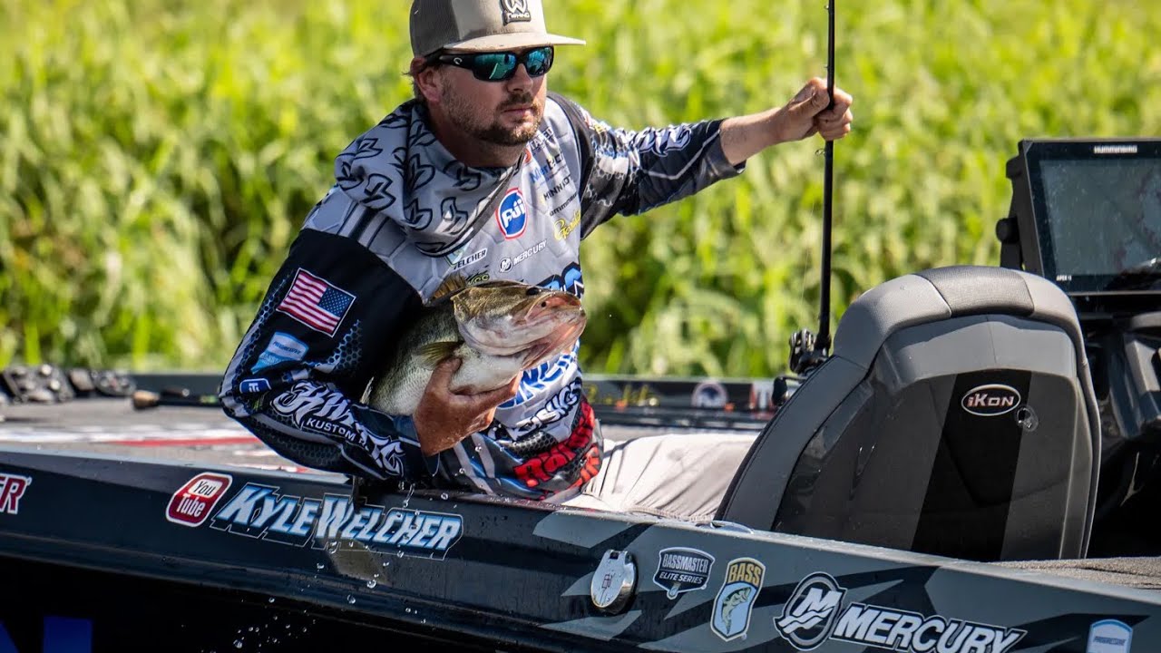 FROG FISHING WITH 100K ON THE LINE: Lake Okechobee Bassmaster Elite Series Day 1