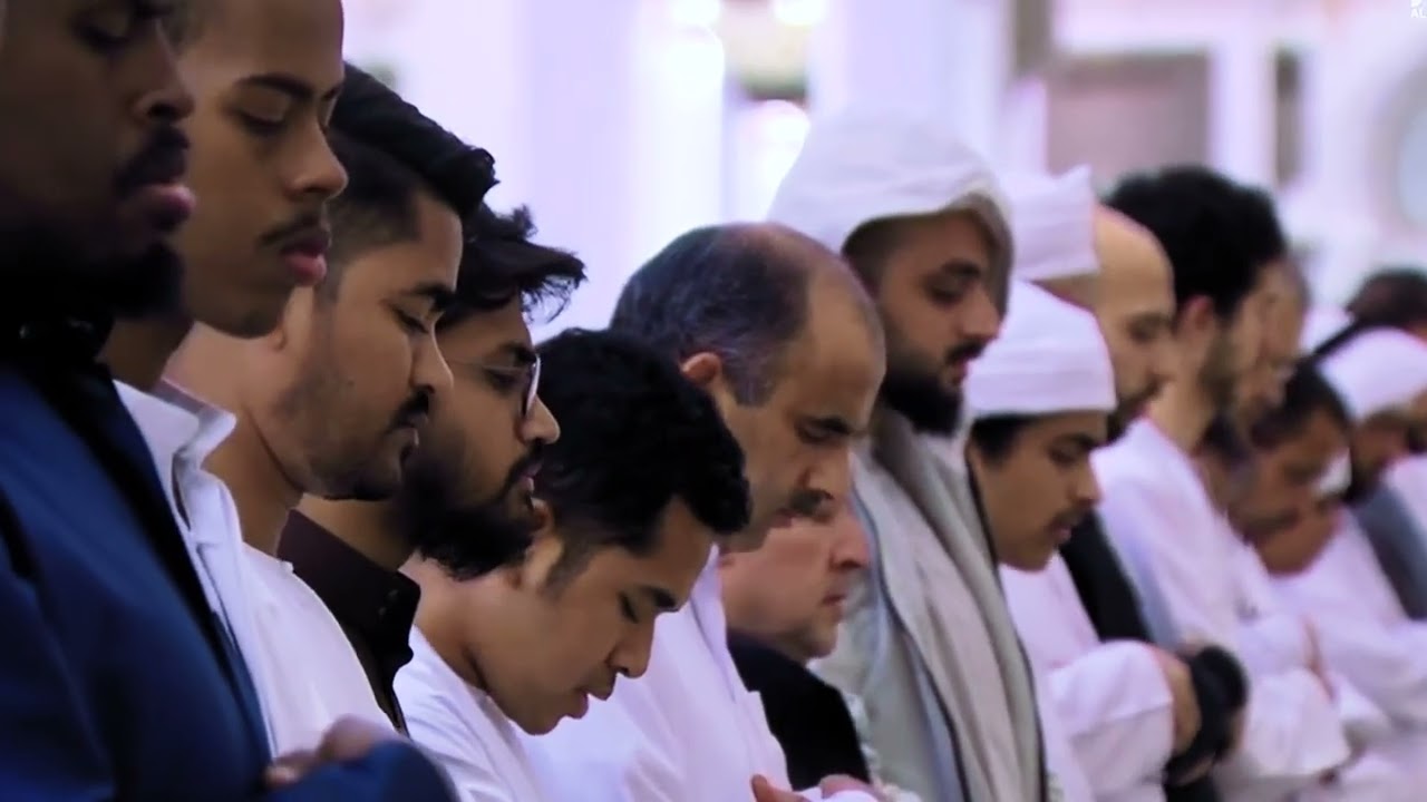 هنا، في جامع الشيخ زايد الكبير، حيث تعلو المآذنُ شاهدةً على نور القرآن؛