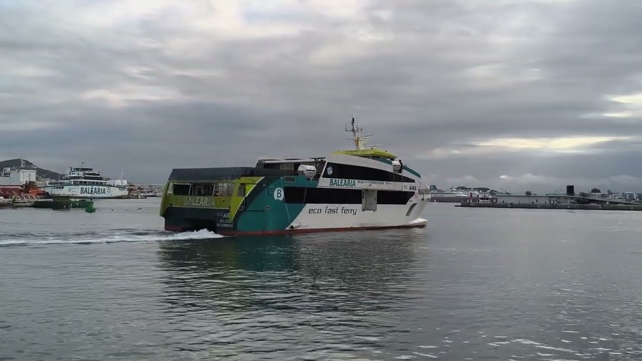 Salida del fast ferry ECO Aire (Baleària) desde el Puerto de Ibiza hacia Formentera (19/12/2025)