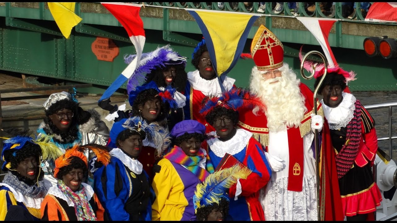 Sinterklaas arriveert in de haven van Hellevoetsluis met zwarte Pieten / 2016