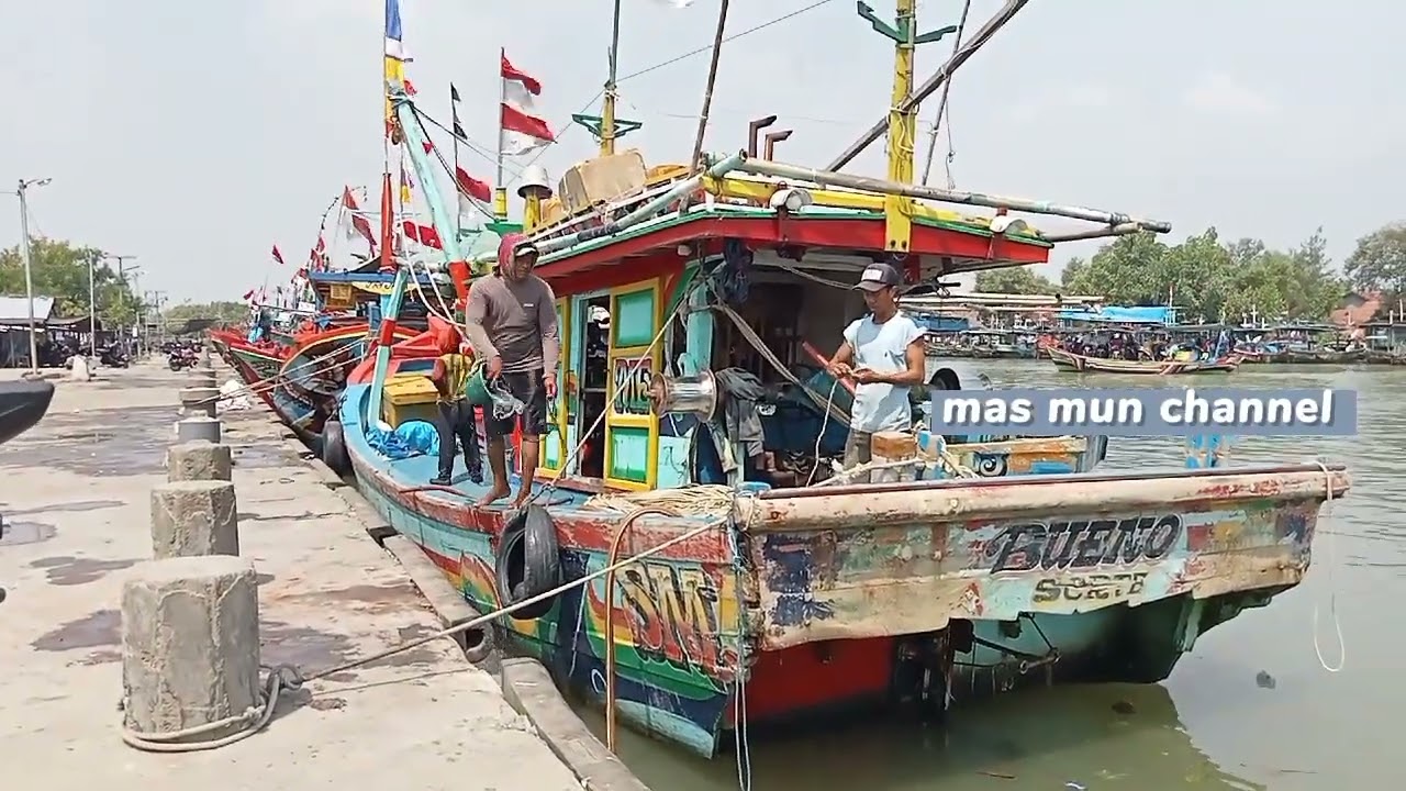 Suasana di Pelabuhan Perikanan Asemdoyong Pemalang. Part 2