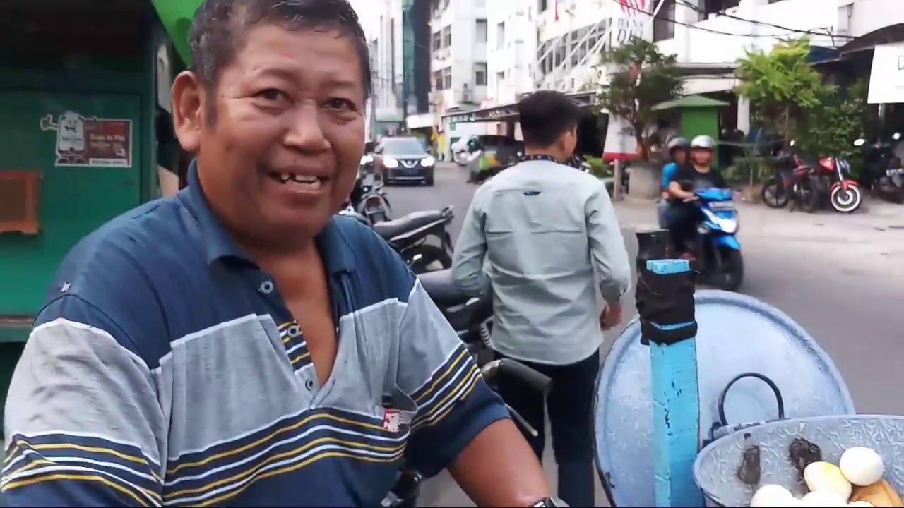 SIOMAY YANG ENAK INI CUMA 10 RIBU !!! TERNYATA SUDAH 33 TAHUN JUALAN