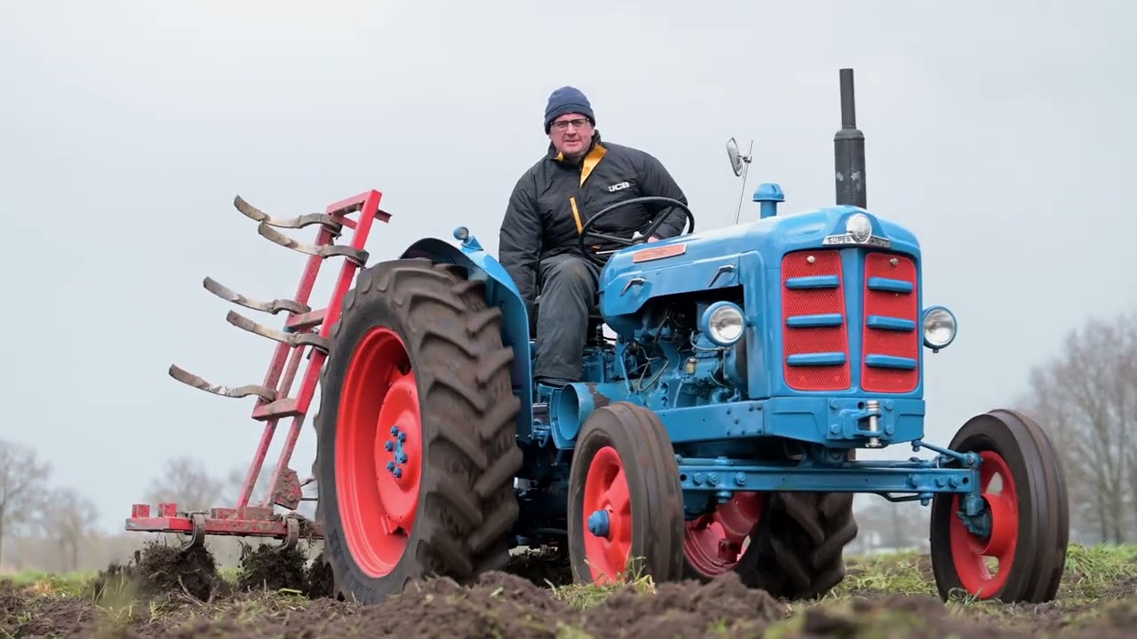 Ford-trekkers ronkend over de akkers in het Brabantse Heesch