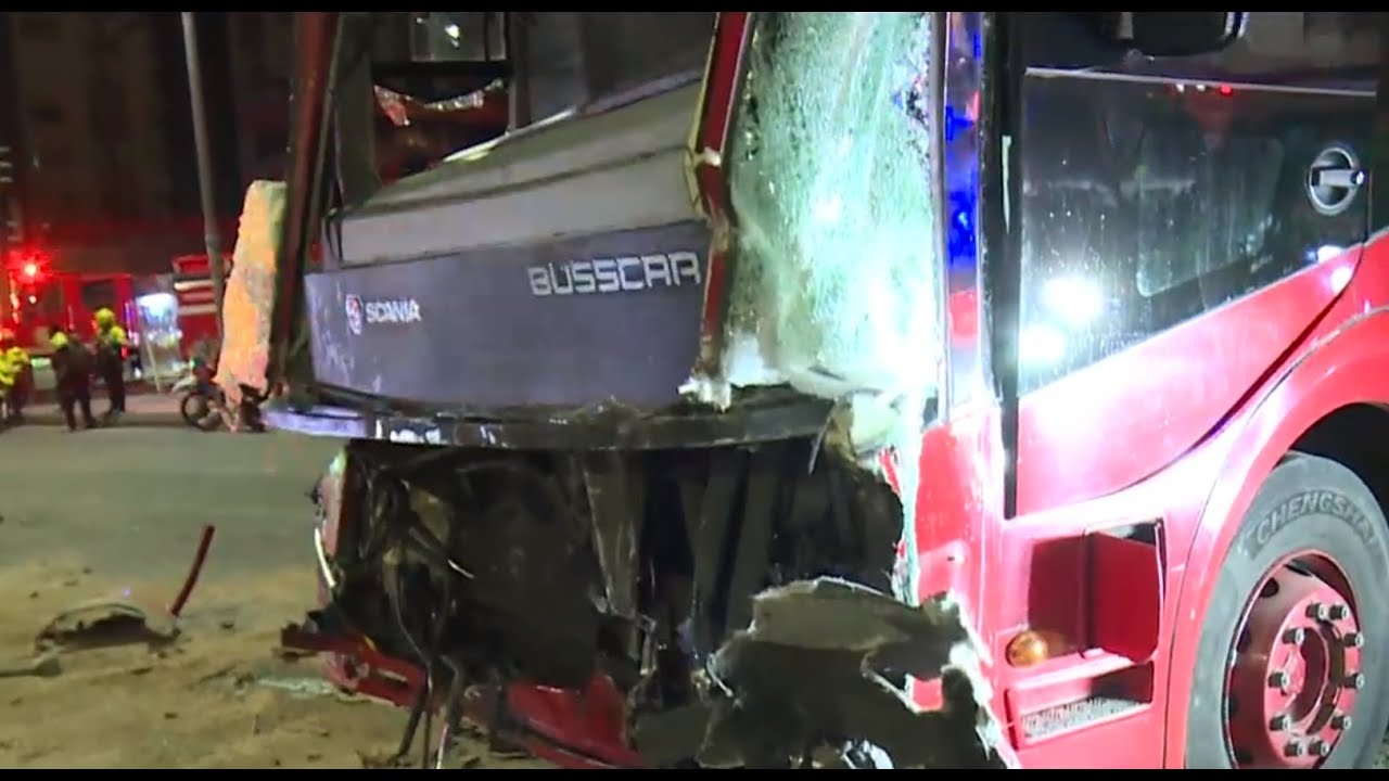 Aparatoso choque de un bus de Transmilenio con un carro recolector de basura