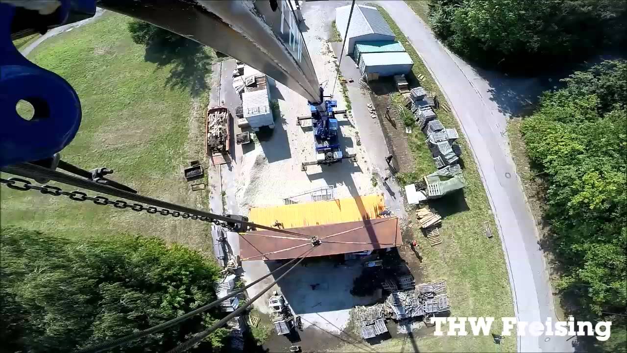 Kran des THW Freising versetzt 40 Fuß Container