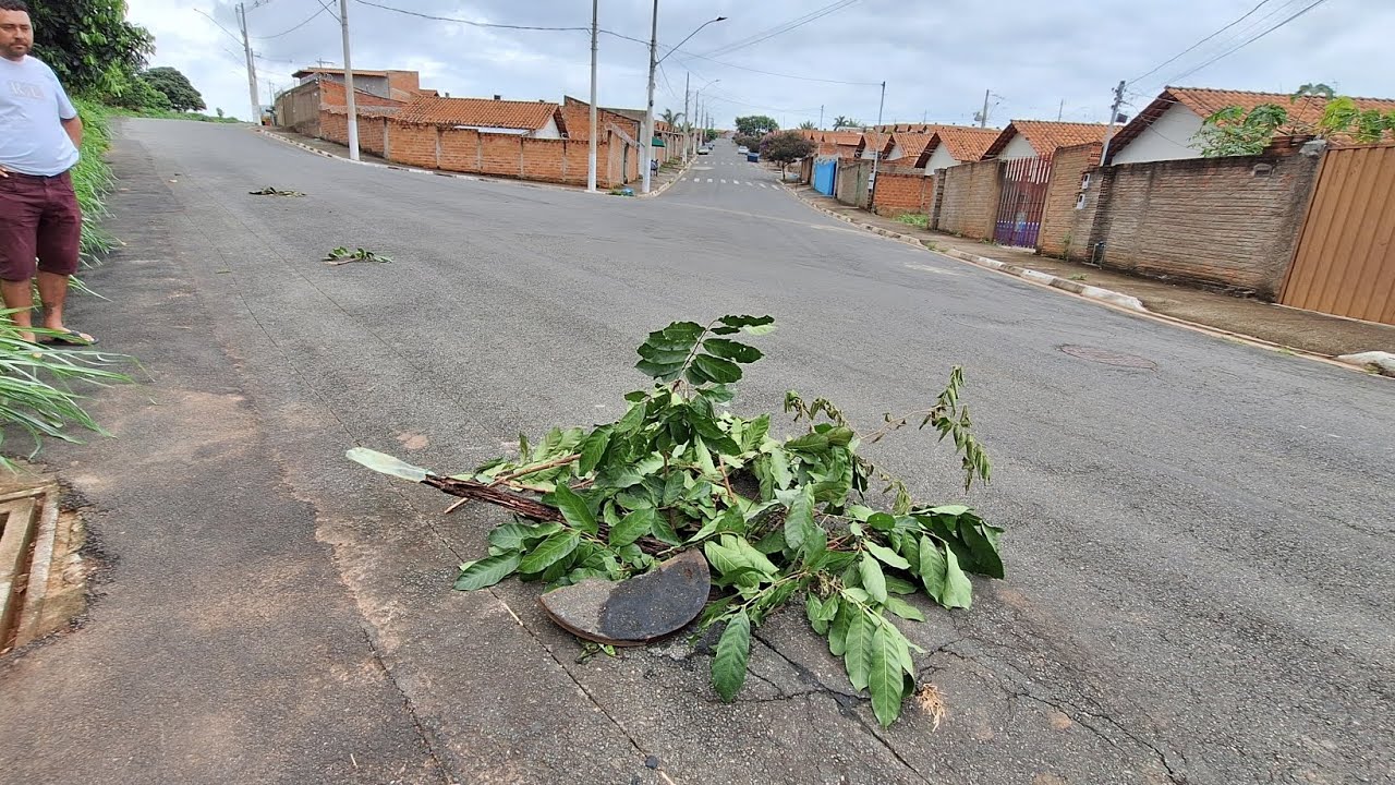 Tampa de bueiro rompida expõe moradores do Residencial Vale Verde a perigo