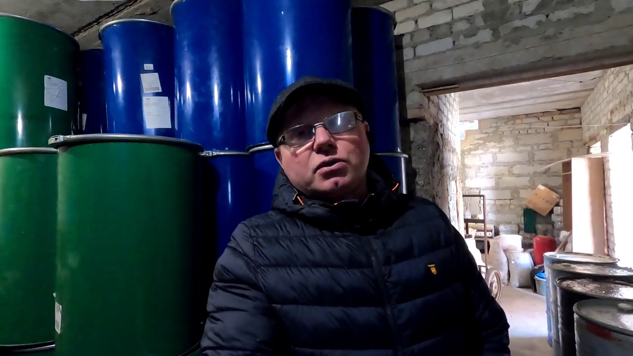 Бочки для мёда и мотопомпа для сиропа.