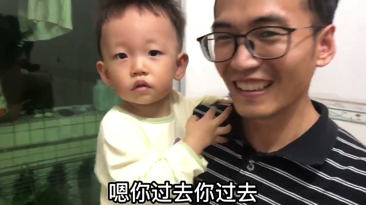 妈妈贴完面膜宝宝蒙了，使劲让爸爸抱不敢靠近，媳妇赶忙洗掉！