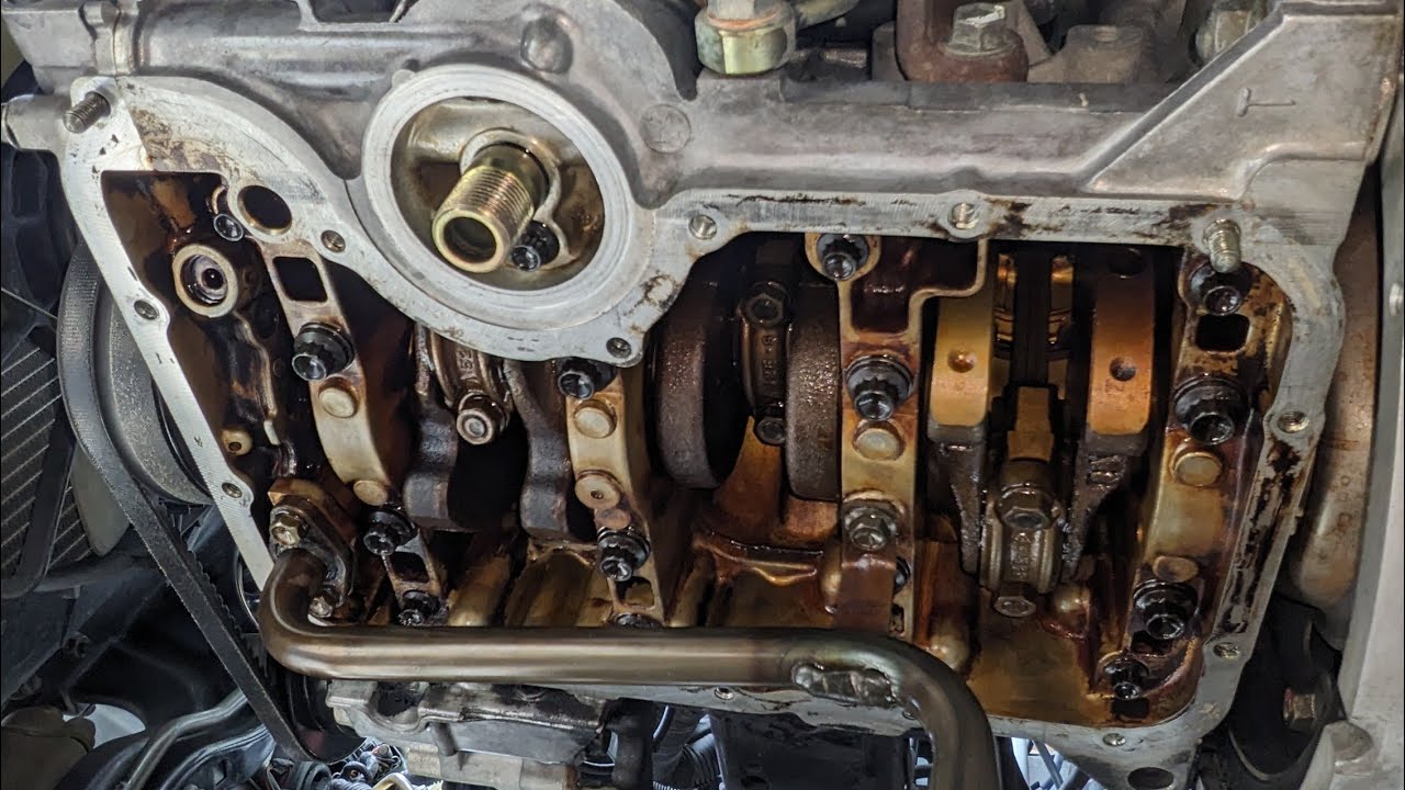 jb23ジムニー オイル漏れ　シール打ち直していきます。　
