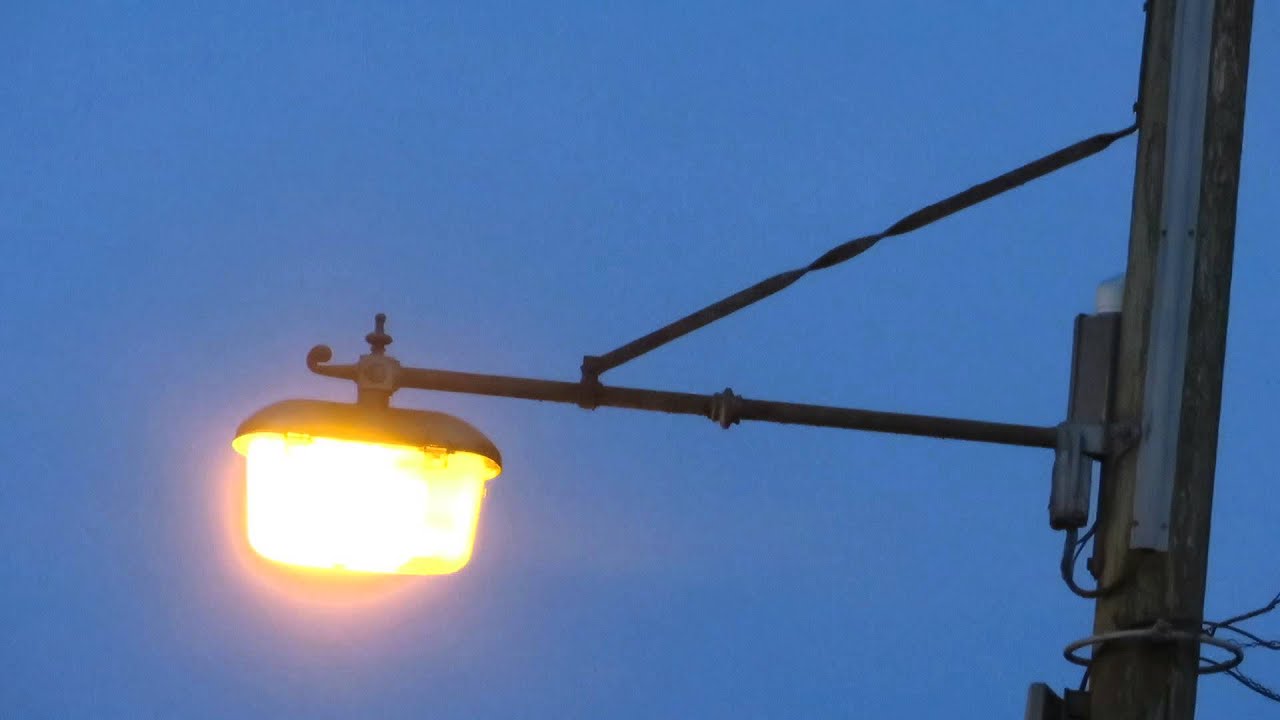 Old Street Light Lighting Up At Locking 17.01.14