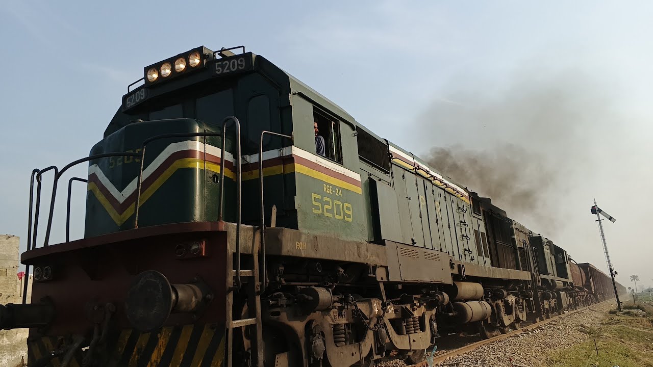 Very Old Green Tiger Locomotive of Rohri Loco Shed||RGE 24 5209||Exiting Smoke With DKL Coal Train 