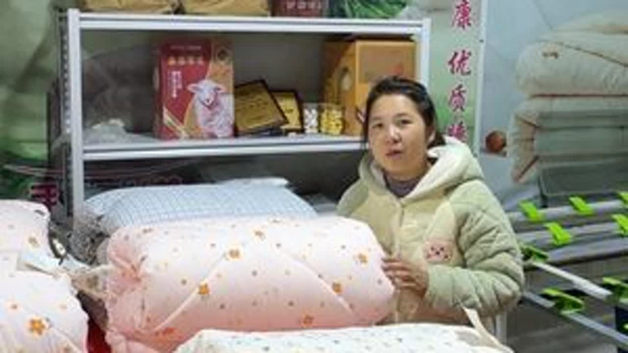 天气渐凉都开始做大厚被子啦，新关注我的朋友可以看看做被子的过程哈，我家没有库存，都是现做现发的#棉花被 #被子 #床上用品 #棉被 #专业做被子
