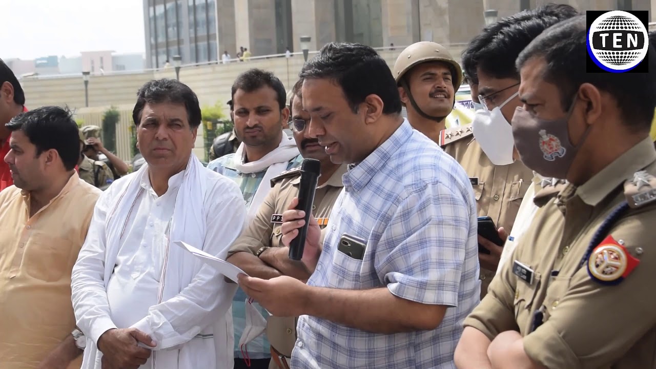 Farmers protest at Greater NOIDA Authority, demand compensation as per new land acquisition law