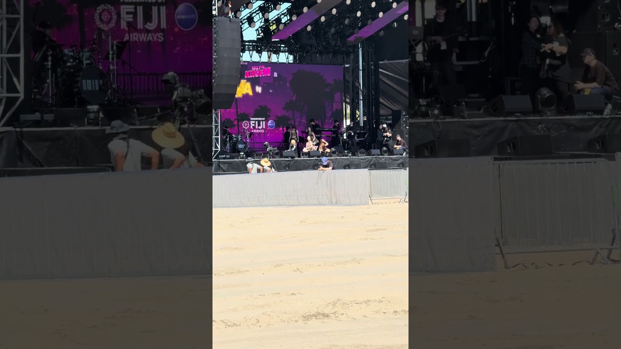 NMIXX waving to NSWERs during Wango Tango 2025 soundcheck