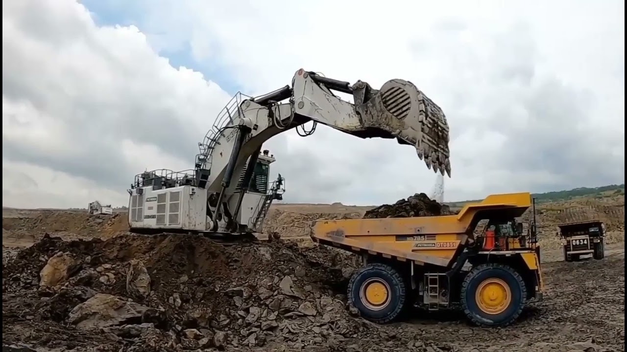 Liebherr Big Excavator Loading To HD Truck #excavator #machinery #liebherr