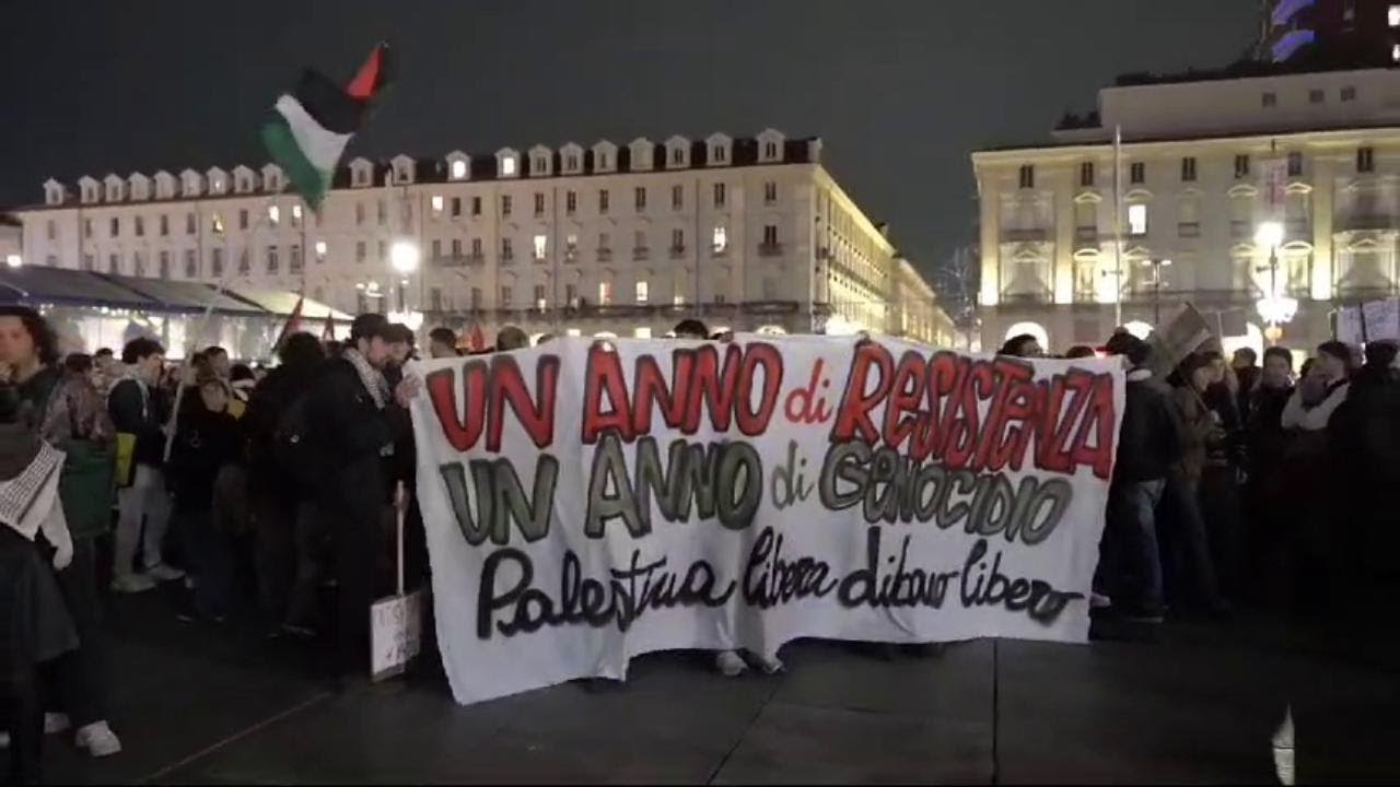 7 ottobre: a Torino bruciate le bandiere di Israele