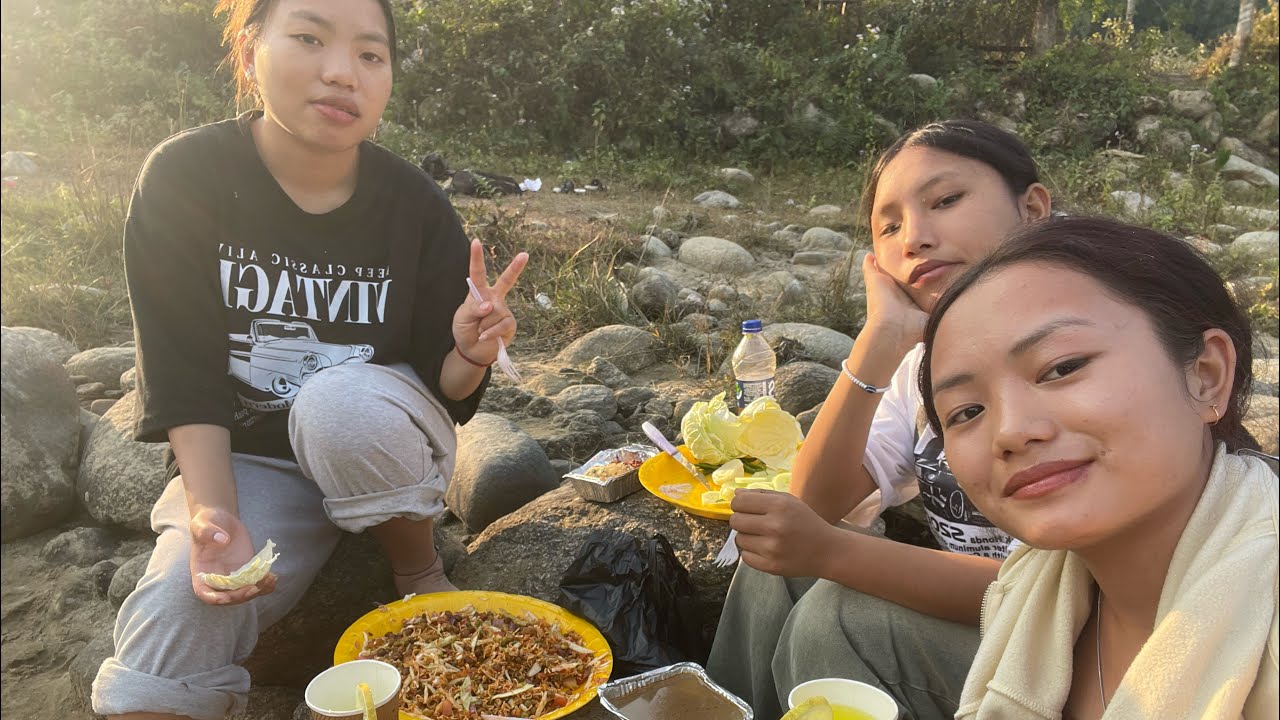 Volleyball with friends and some craving ramen’s also small picnic with friends 