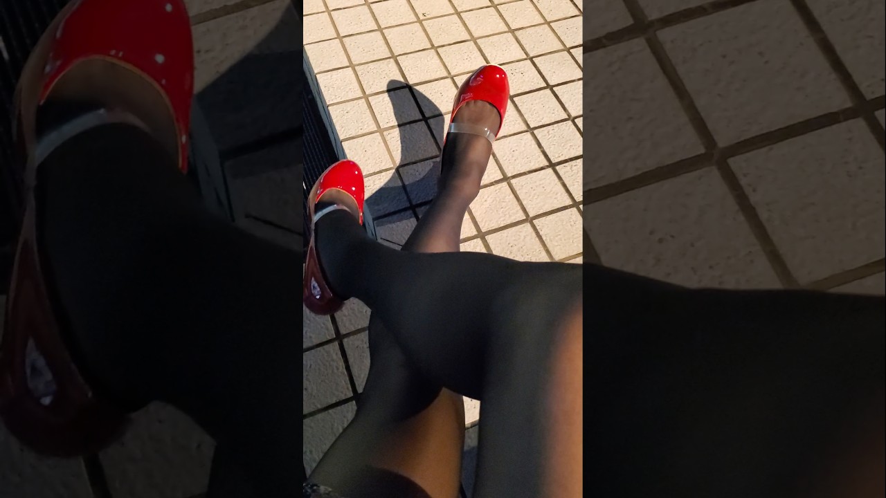 赤エナメルパンプス(黒スト)