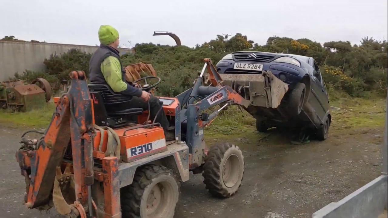 Mighty KUBOTA R310 VS Dodge Ram cummins redneck tug of war