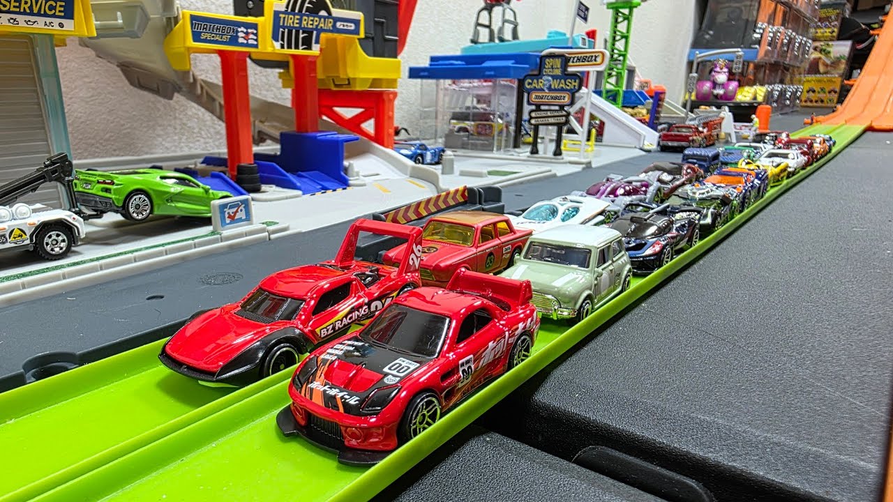 ЭПИЧЕСКОЕ 4-ЧАСТНОЕ ЗАХВАТЫВАЮЩЕЕ СОБЫТИЕ: КОРОЛЬ ГОРЯЧИХ МОДЕЛЕЙ HOT WHEEL! ЧАСТЬ 1 ИЗ 4 - ГОНОЧ...