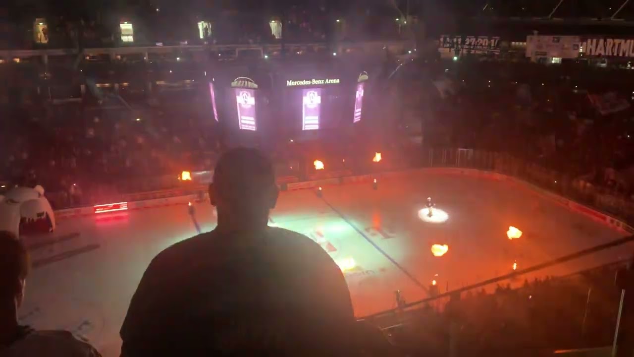 Einlauf Eisbären Berlin vs. Adler Mannheim