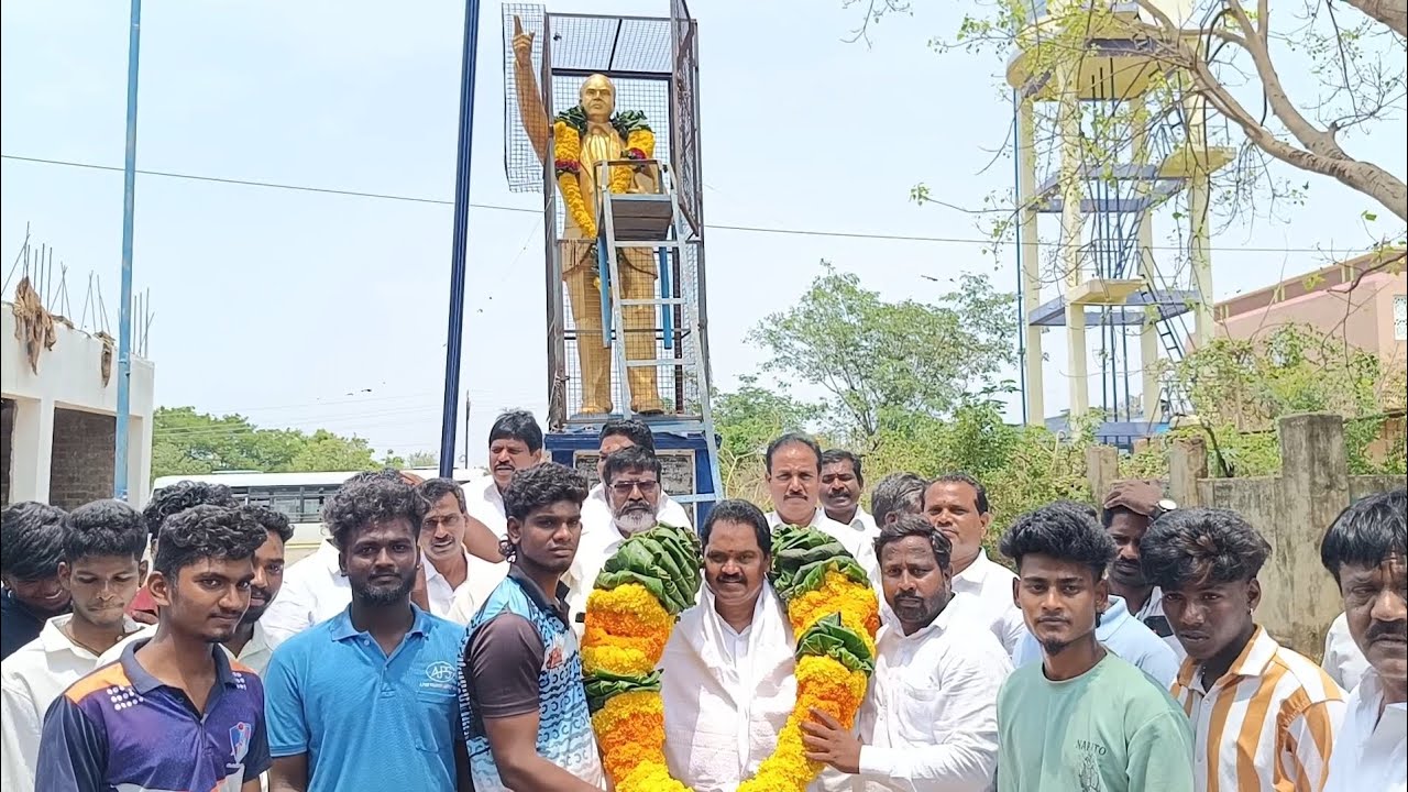 முன்னாள் எம் எல் ஏ கே எஸ் விஜயகுமார் அம்பேத்கர் சிலைக்கு மாலை அணிவித்து இனிப்பு வழங்கி கொண்டாட்டம்