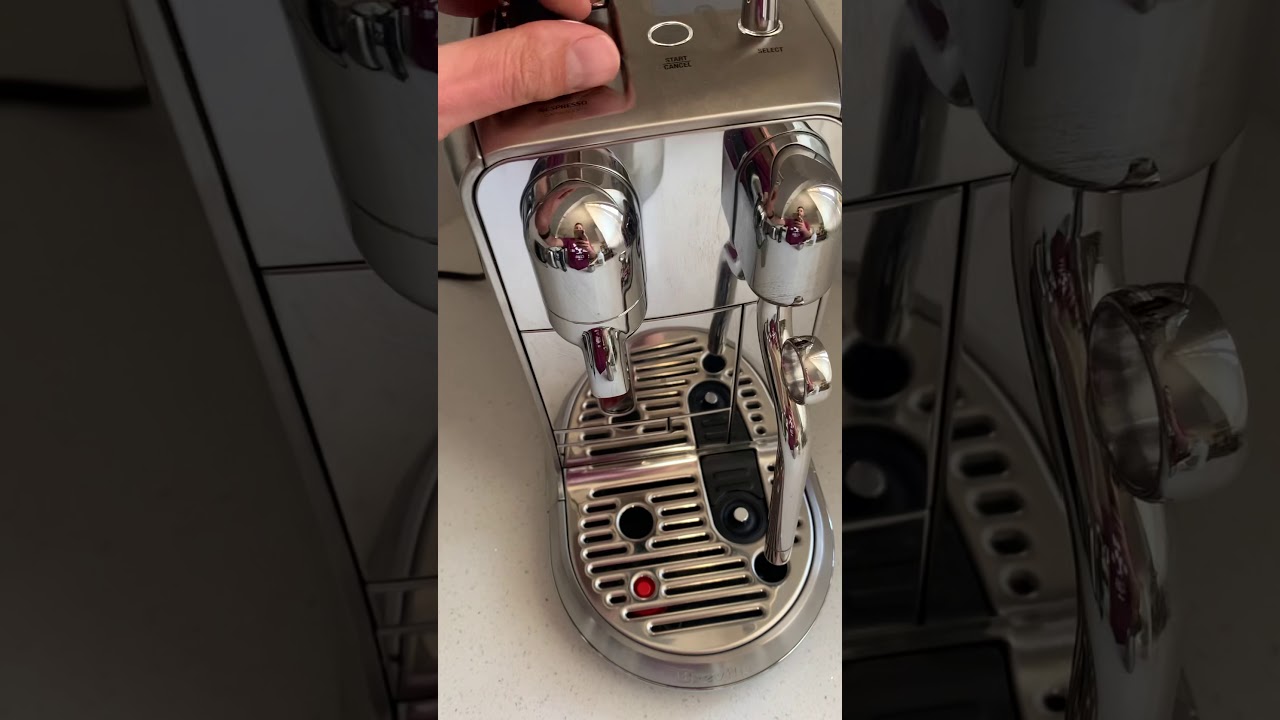 Nespresso Crearista Plus - Flat White pour