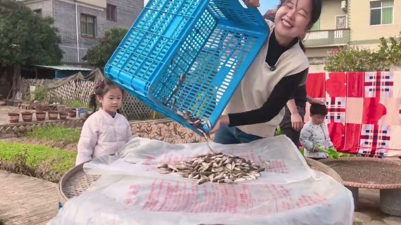干鱼塘抓回很多野生鱼，媳妇炸的嘎嘣脆，连鱼刺都能嚼碎吃