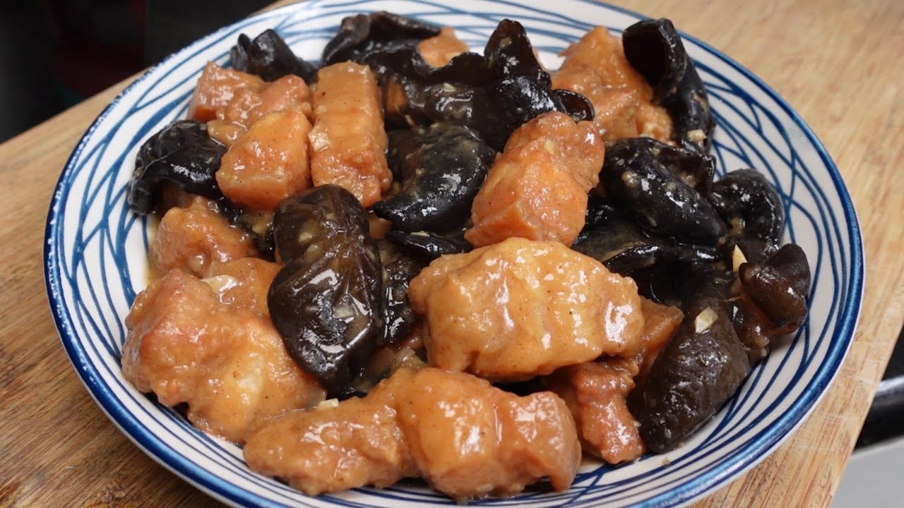 客家炸肉焖木耳🐷软嫩入味，肥而不腻，香气十足，配粥配饭都超级好吃🍚💕Hakka Braised Fried Pork Belly with Fungus 🐷 Soft and delicious