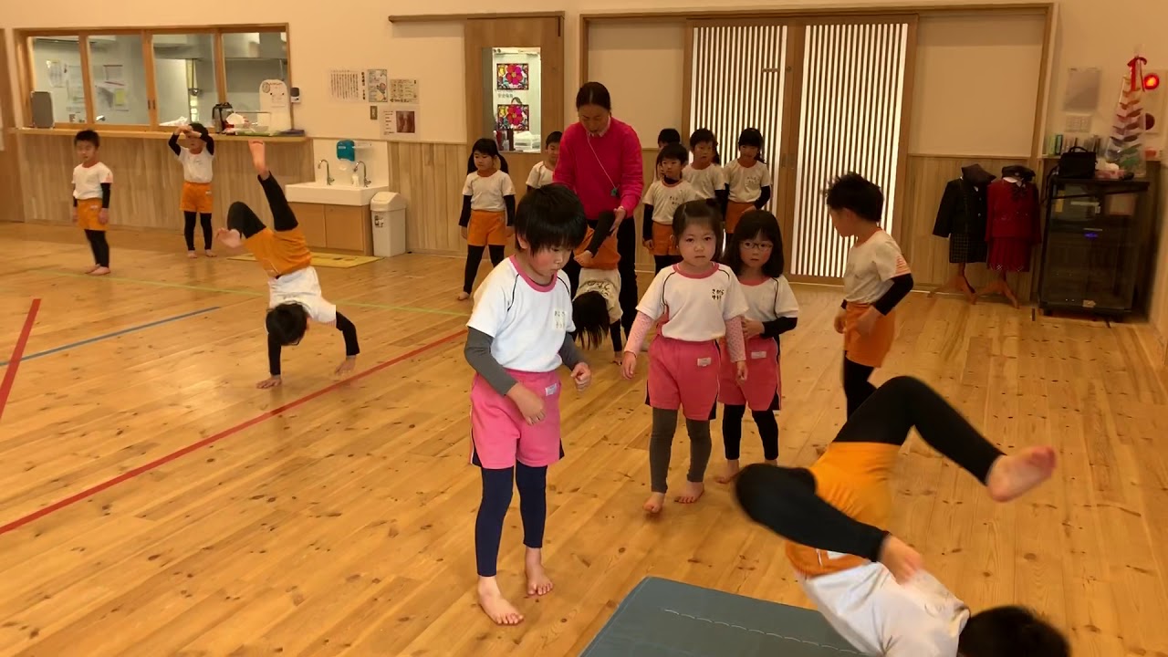 逆立ち歩きの練習、ヨコミネ式