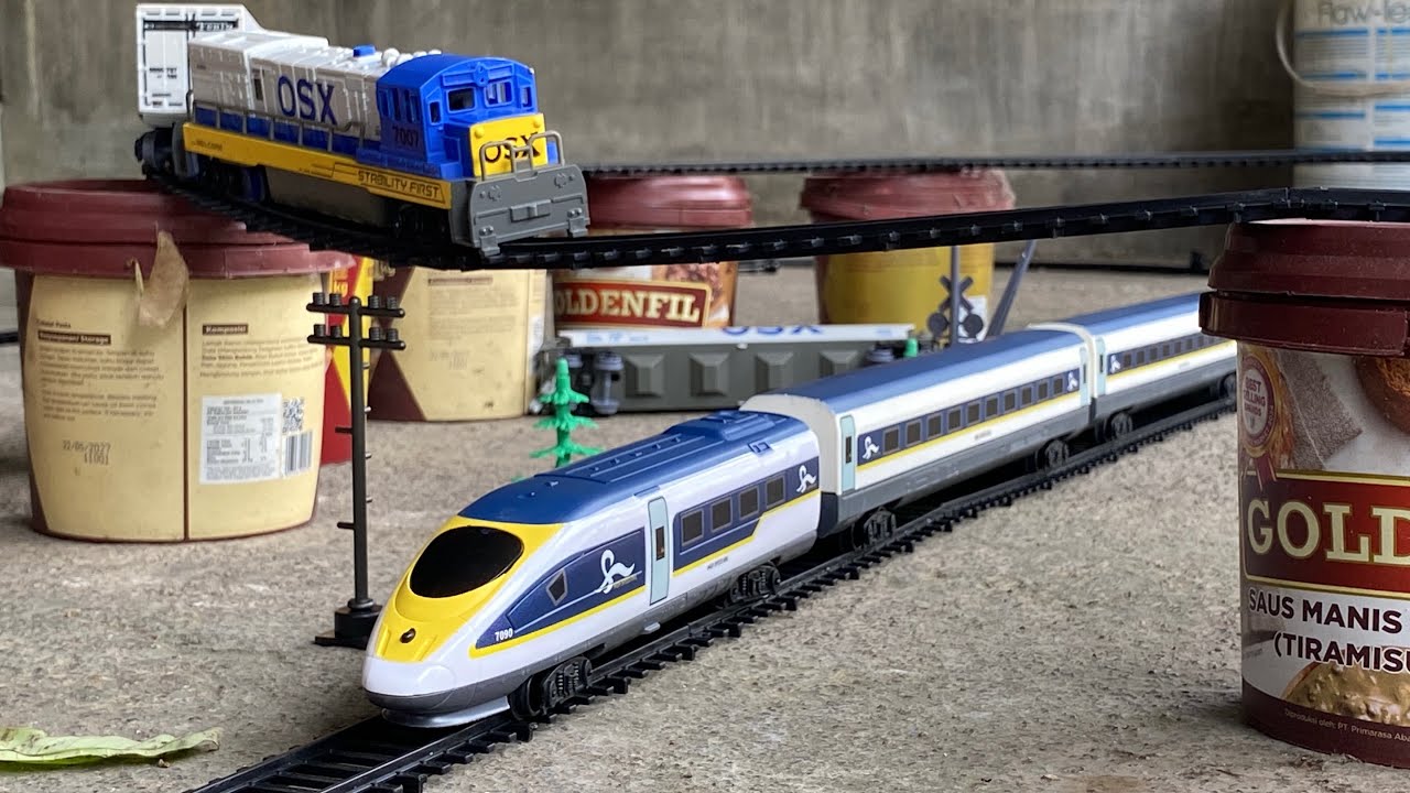 Toy Train World 🚄 Kereta High Speed & Lokomotif OSX Melintas Bersamaan!