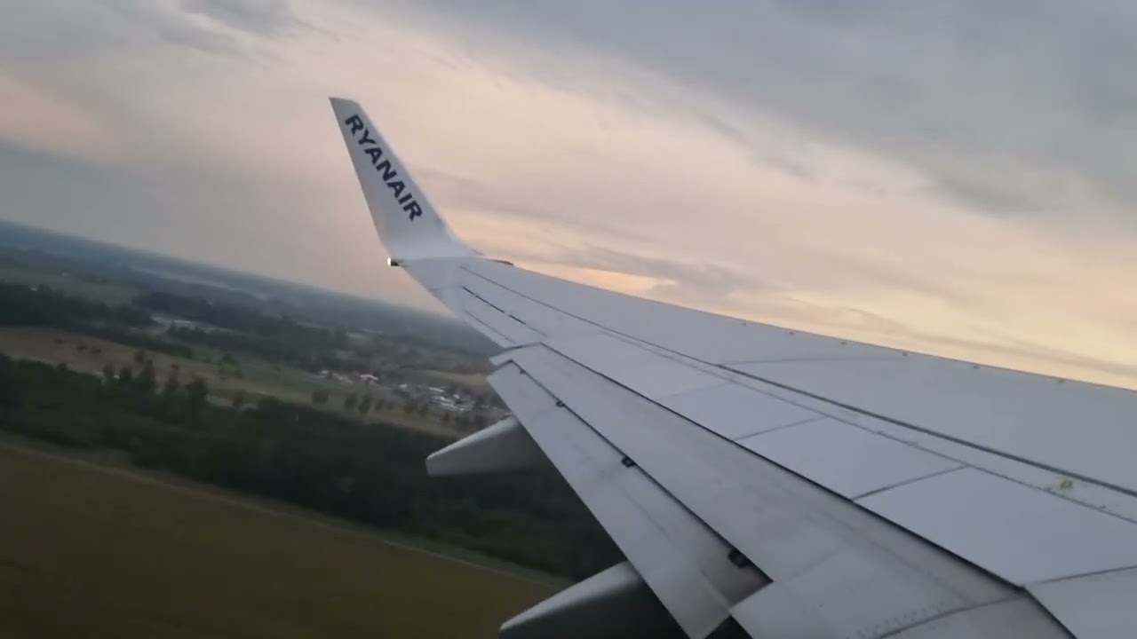 Ryanair B737-800 Warsaw Modlin, EPMO takeoff left wing view