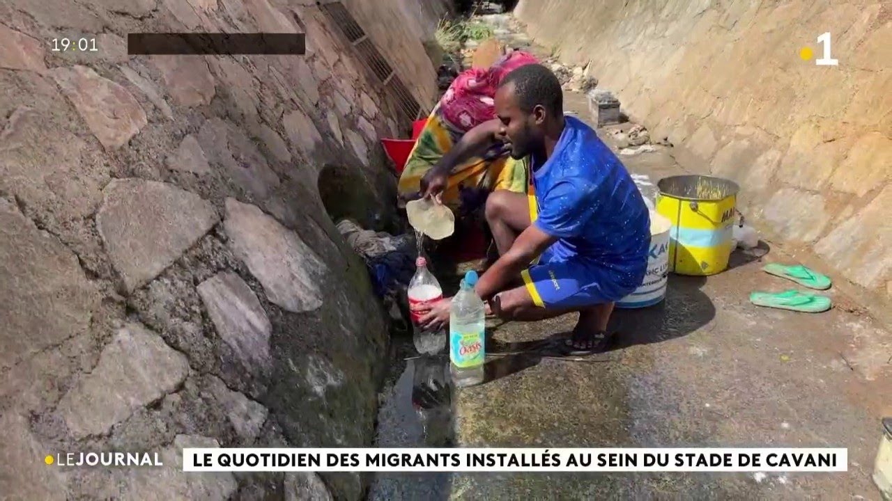 Le quotidien des migrants installés au sein du stade de Cavani