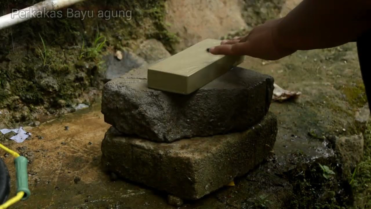 mengasah golok super tajam menggunakan batu Asahan alam