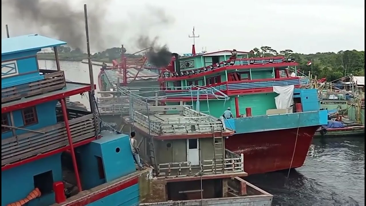 Proses keluar kapal dari alur sungai yang sempit
