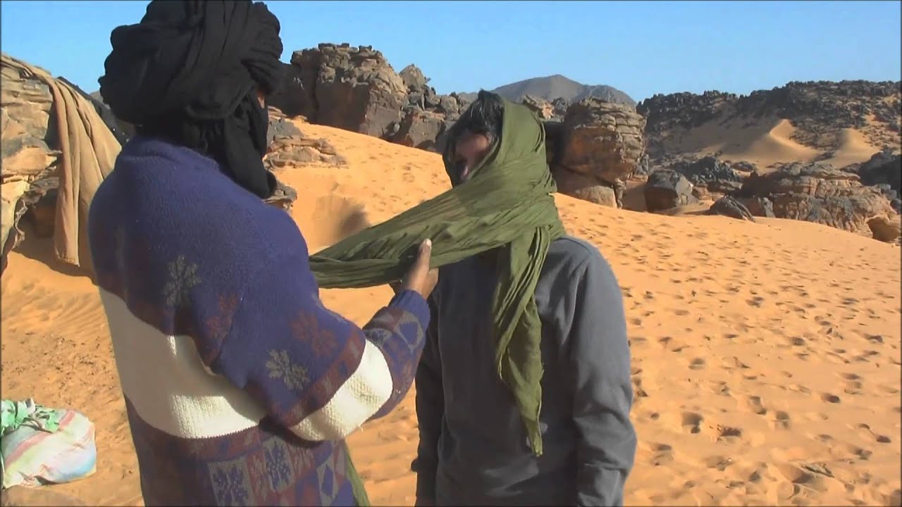 leçon de chèche par Abougouane,grand guide saharien de Djanet