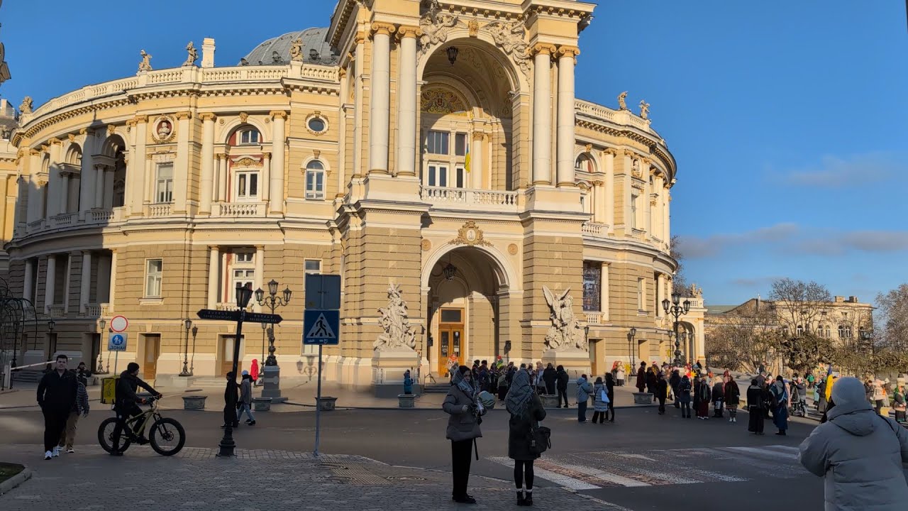 Christmas carols in Odesa next to Opera Theater | Ukraine | 2025-12-25
