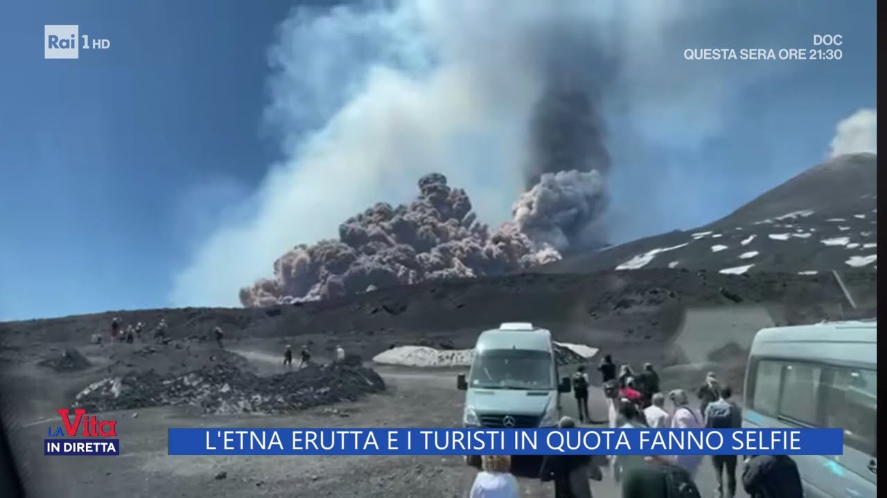 Il crollo sull'Etna, i selfie spericolati dei turisti - La vita in diretta 03/06/2025