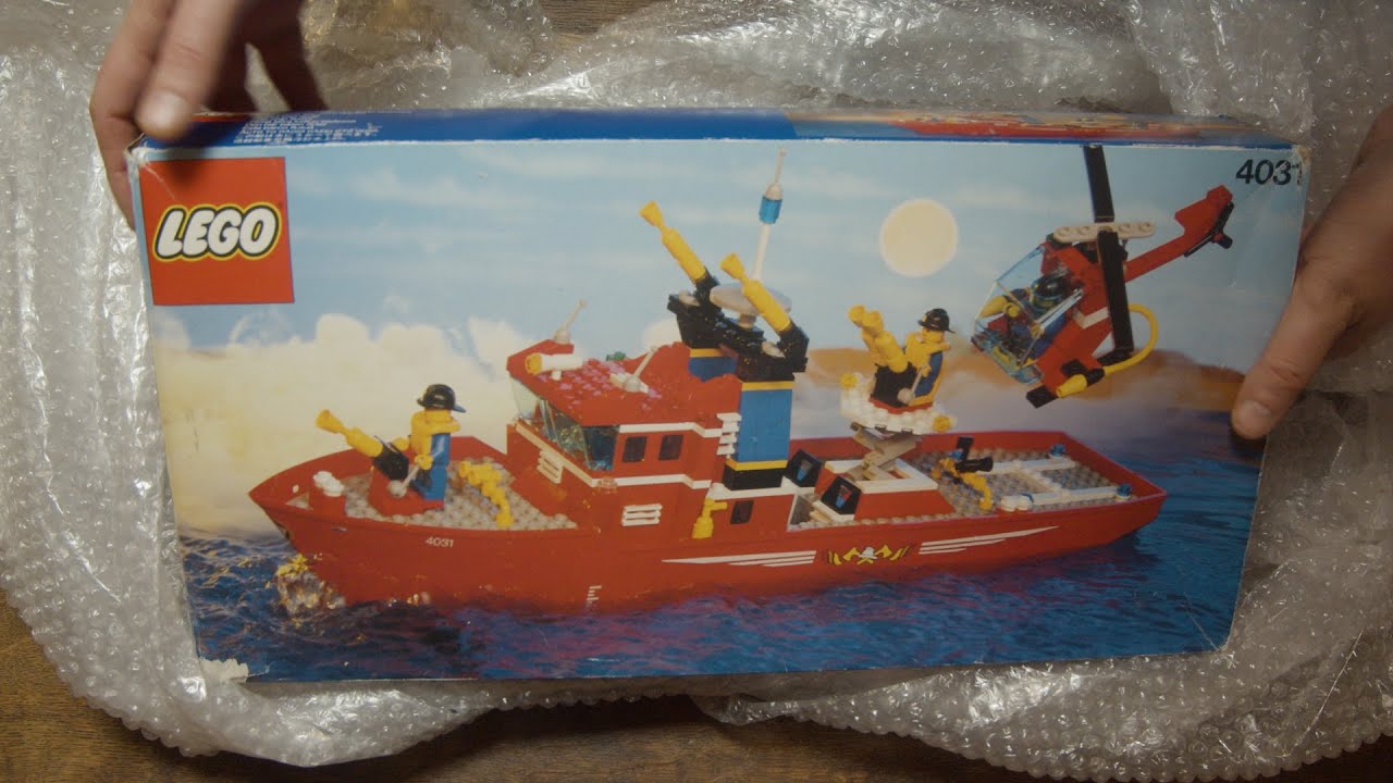 Unboxing and reviewing LEGO set 4031 Fire fighter from 1991