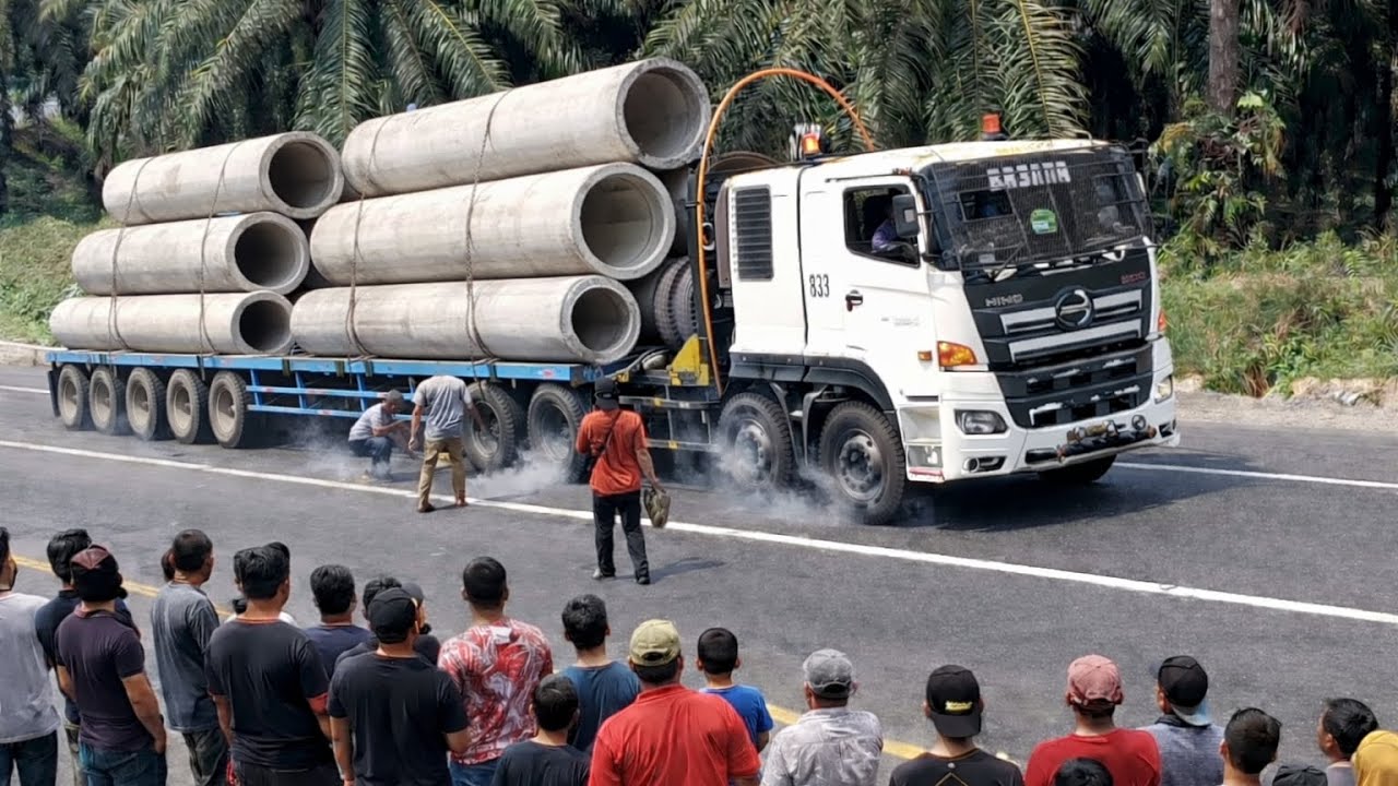 Truck Trailer Besar Muatan Pipa Beton Mengguncang Tanjakan Bukit Kodok #viral #truck 