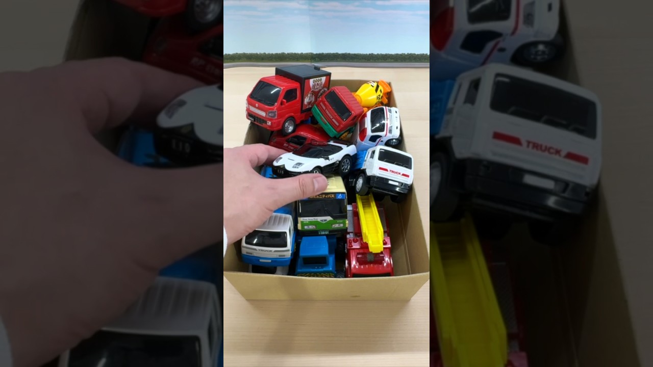 箱に入ったはたらくくるま パトカー, 救急車, 清掃車が坂道走行🚑 #shorts #toy #policecar #ambulance @OmotyaRanger