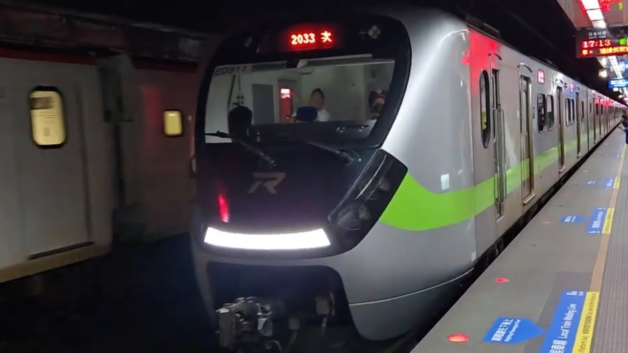 442次樹林發車開往台東的東部半直達EMU3000型十二輛編組EMU3008皮蛋豆腐騰雲號紅色帶新城際自強號列車，和2033次七堵發車開往彰化的銀綠色微笑號EMU900型十輛一編組EMU911區間快車