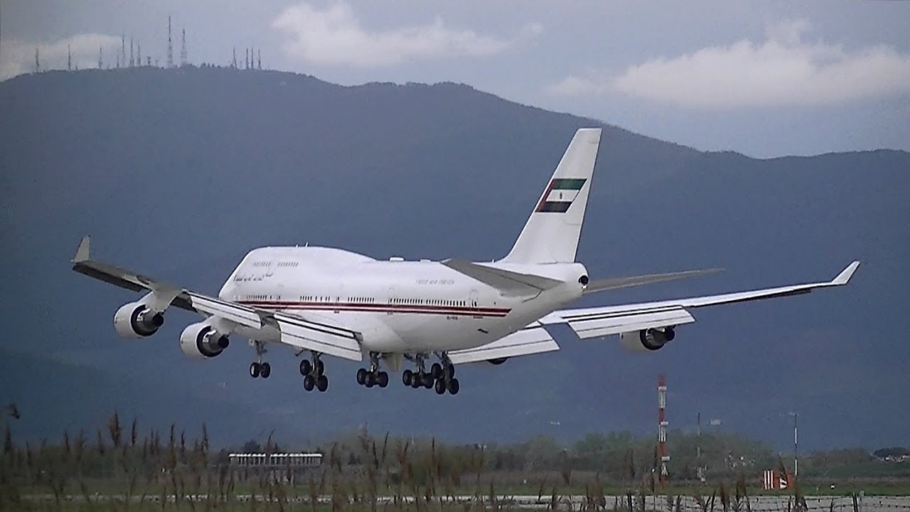 Boeing 747-400 United Arab Emirates(Dubai Air Wing) landing and take off at Pisa(LIRP)