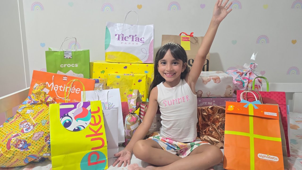 Abrindo meus presentes do meu aniversário de 7 anos.  