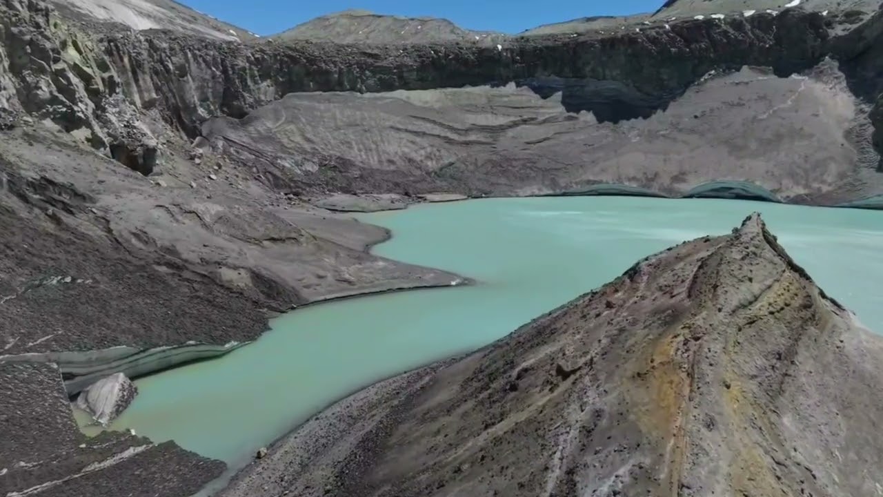 Cráter del volcán Copahue. Neuquén, República Argentina