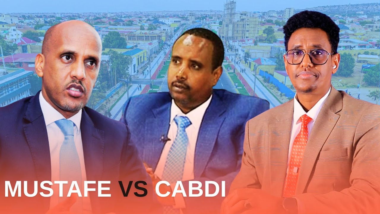 Doodda Cabdi Maxamuud Cumar Iyo Mustafe Muxumed Cumar Iyo Taageerayaashooda ka dhex taagan.